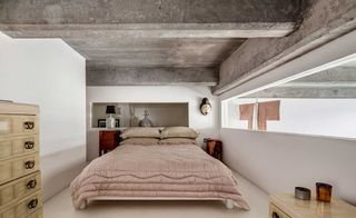 Mezzanine-bedroom-concrete-ceiling