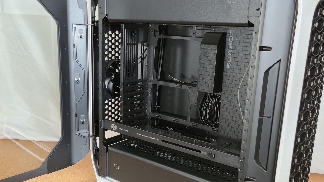 Cooler Master Cosmos Alpha - Inside 2