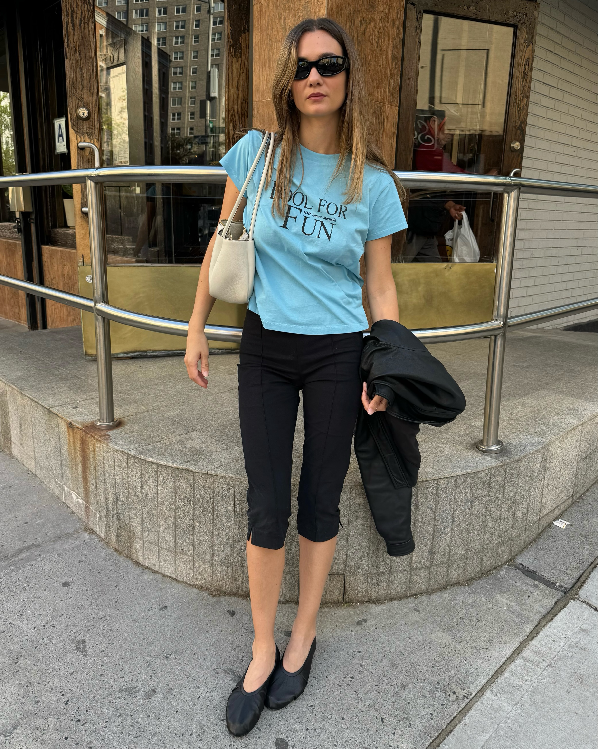 An image of @annelauremais wearing capri leggings with ballet flats.