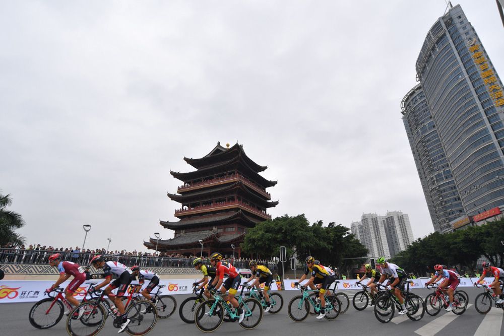 A huge pagoda marked a key turn in the Nanning circuit