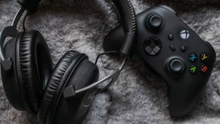 Een koptelefoon naast een Xbox Series X-controller