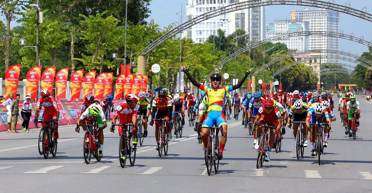 Nguyen Tan Hoai wins the opening sprint