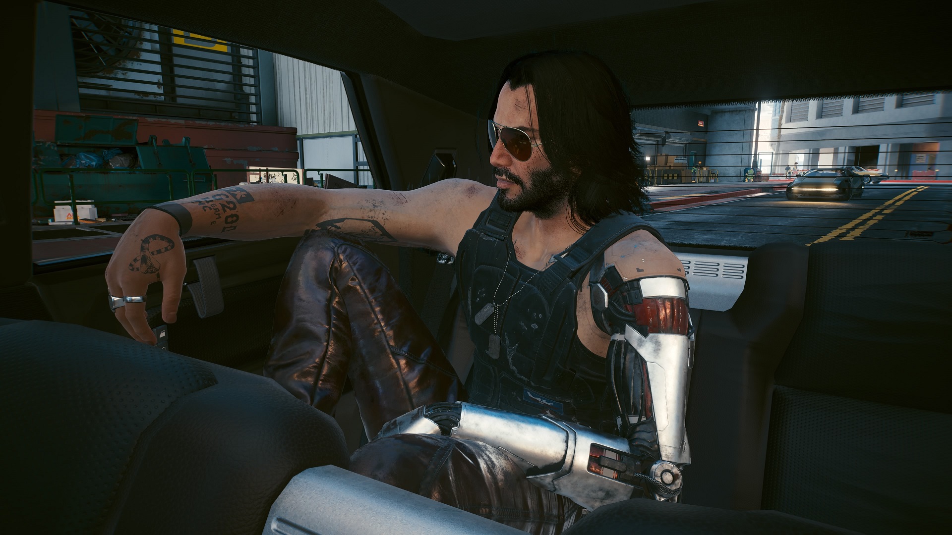 Captura de pantalla de Cyberpunk 2077 de Johnny V sentado en el asiento trasero de su auto