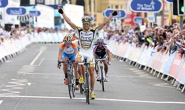 Stage winner Edvald Boasson Hagen (Team Columbia - HTC) celebrates with arms in the air.