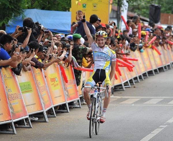 Oscar Pujol Munoz (Azad University Cross Team) saultes as he takes the win on stage 3.