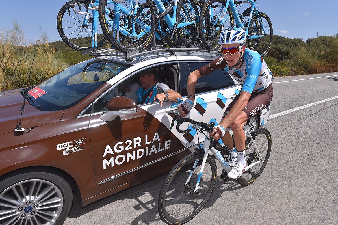 Romain Bardet picks up a bidon
