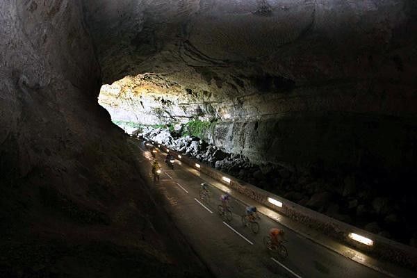 The lead break passes through a tunnel