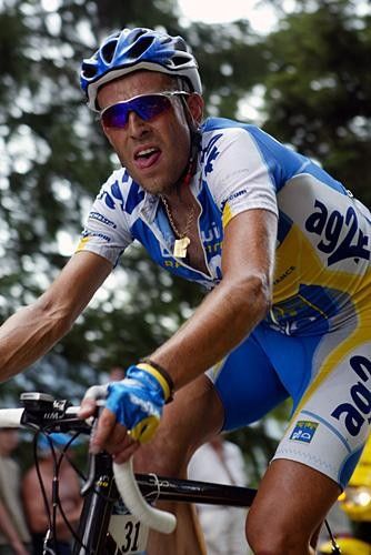 Christophe Moreau (AG2R) fights hard to not lose much time.