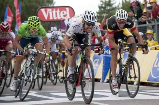 Mark Cavendish (HTC-Highroad) outsprints Belgian champion Philippe Gilbert (Omega Pharma-Lotto) and points leader Jose Joaquin Rojas (Movistar) for the stage victory.