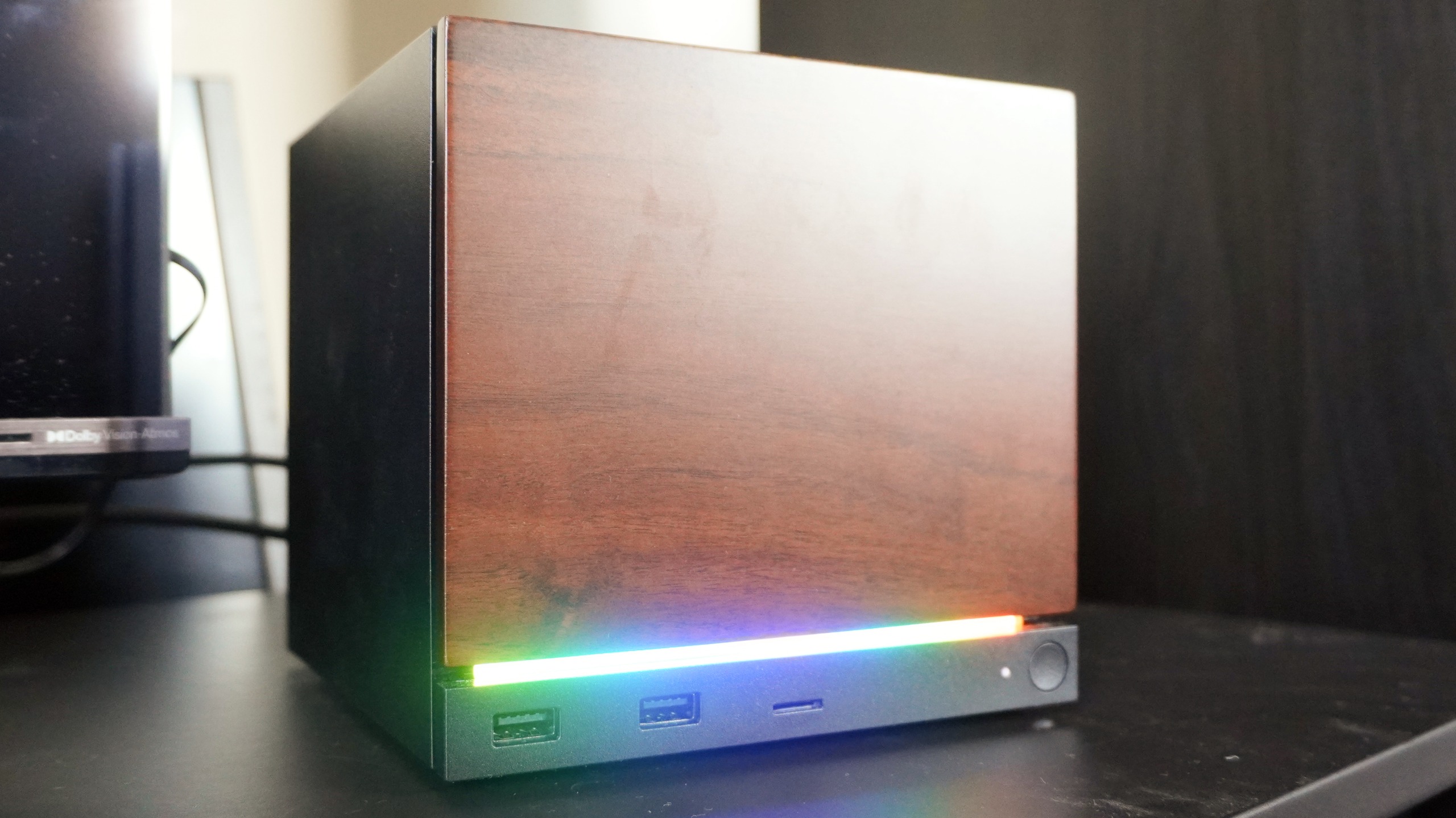 Обновление ПО и расширение памяти меняют восприятие Steam Machine Игровая консоль Steam Machine на фоне телевизора
