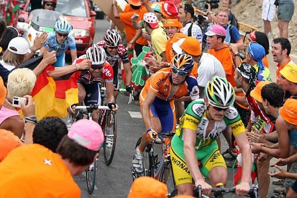 Denis Menchov (Rabobank) looks around as he follows Landis