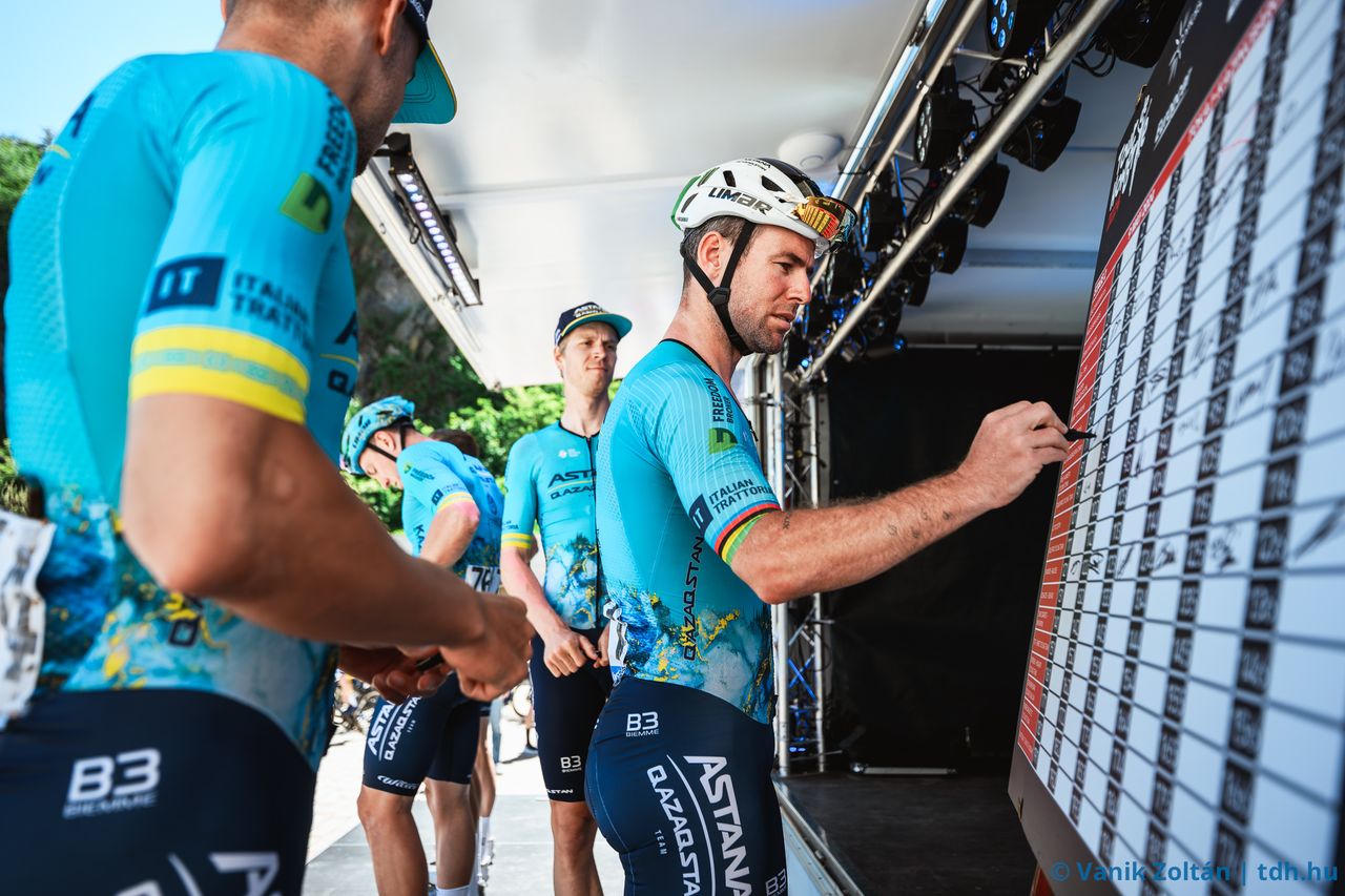 Mark Cavendish signs in to stage 2 at Tour de Hongrie