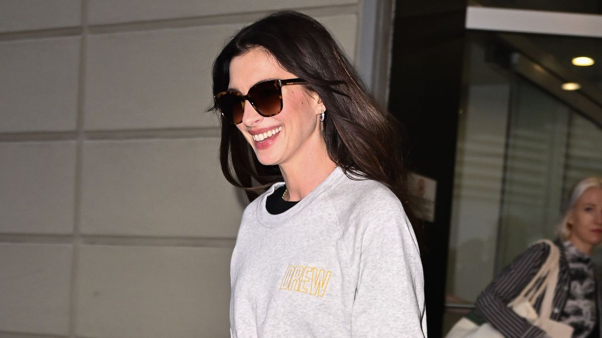 Anne Hathway’s casual-chic sweatshirt outfit is best for errand-running ...