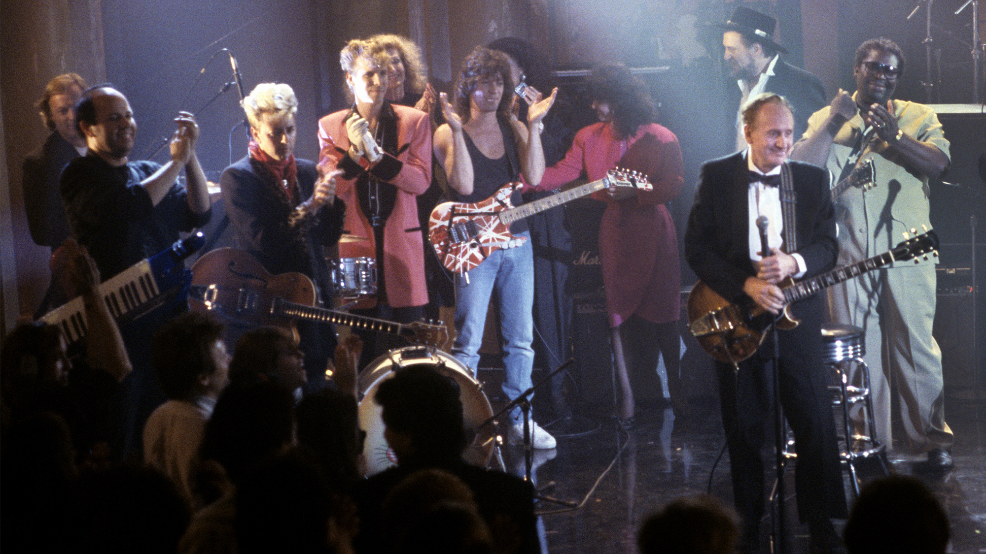Jan Hammer,Brian Setzer,Jim Phantom,Eddie Van Halen,David Gilmour,Jessie Colter,Les Paul,BB⁣ King during the finale of the Les⁤ Paul Tribute at the Brooklyn Academy of Music in ‍New York on August 18,1988.