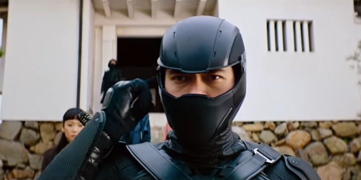 Snake Eyes getting ready to take on enemies in Snake Eyes: G.I. Joe Origins