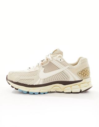 Sepatu Olahraga Nike Zoom Vomero 5 Warna Oatmeal Beige