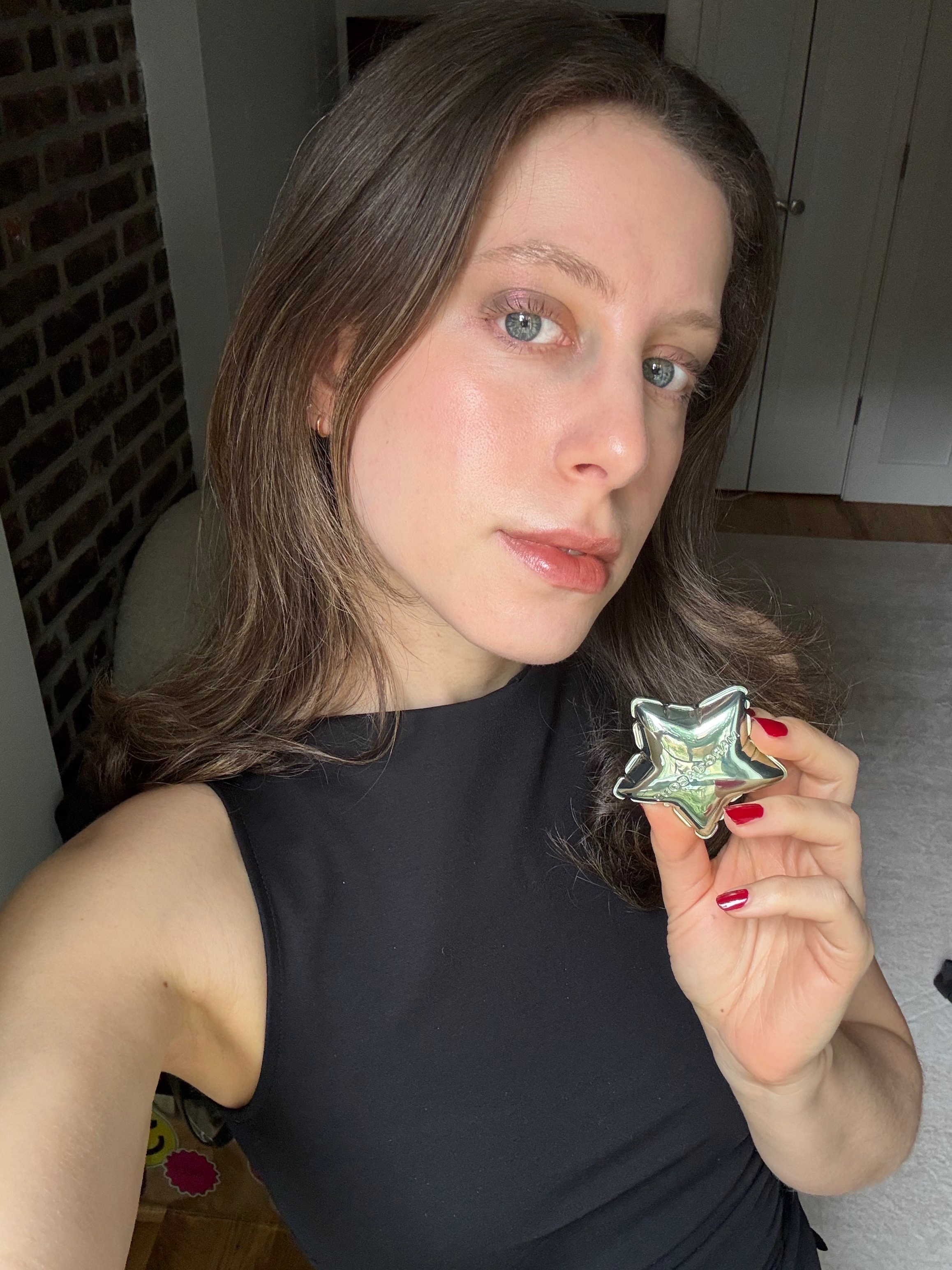 Jamie Schneider testing the Marc Jacobs Beauty Born Star Eyeshadow