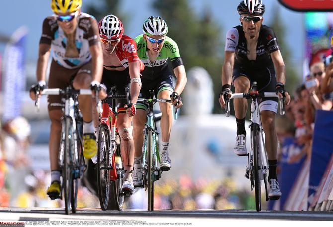 Jean-Christophe Peraud (AG2R) leads the next group home