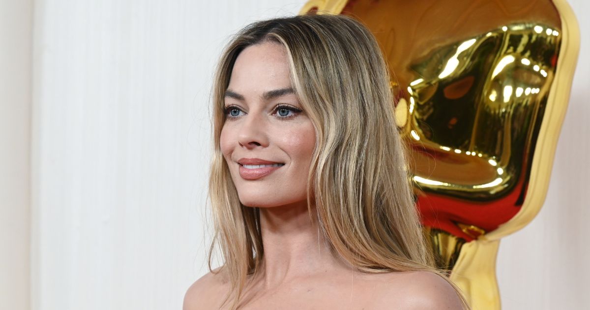 Ce sont les 5 produits clés dont vous avez besoin pour recréer le look beauté de Margot Robbie aux Oscars