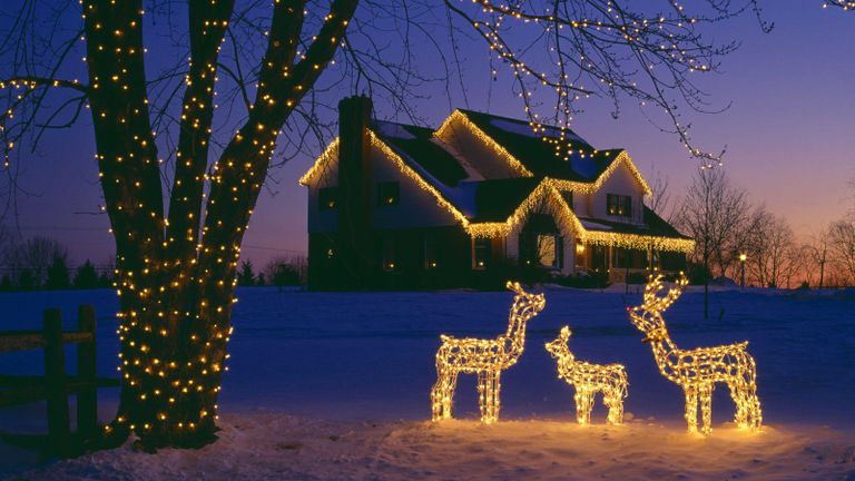 how to put Christmas lights on a house