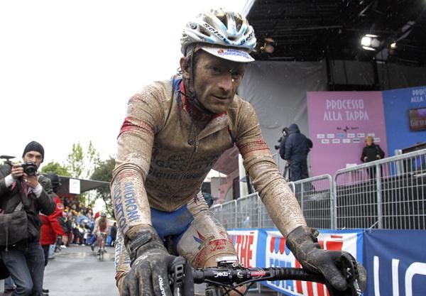 Michele Scarponi (Androni Giocattoli - Serramenti Diquigiovanni) crosses the finish line.