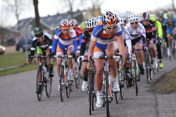 Sarah Duester (Rabo Women) puts the hammer down in the closing kilometres