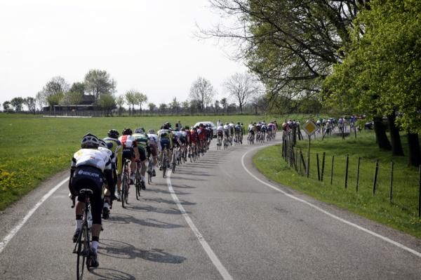 The bunch strung out on the flat roads