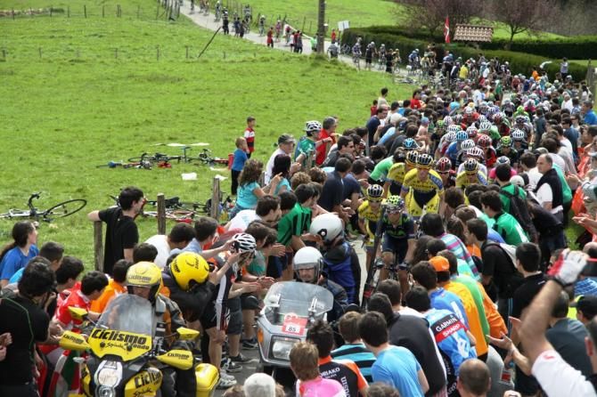 The peloton, including Alejandro Valverde