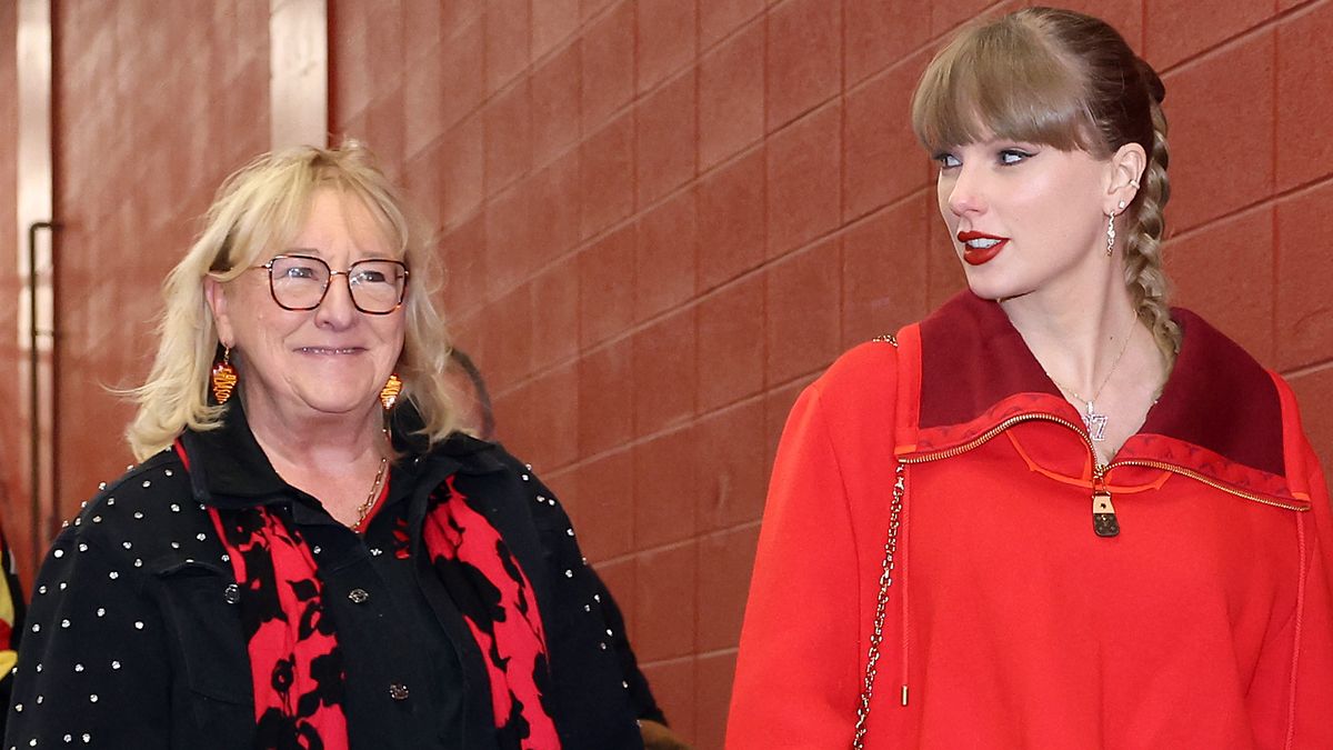 Taylor Swift et Donna Kelce se coordonnent dans des tenues rouges et noires pour le match des Chiefs de Travis Kelce