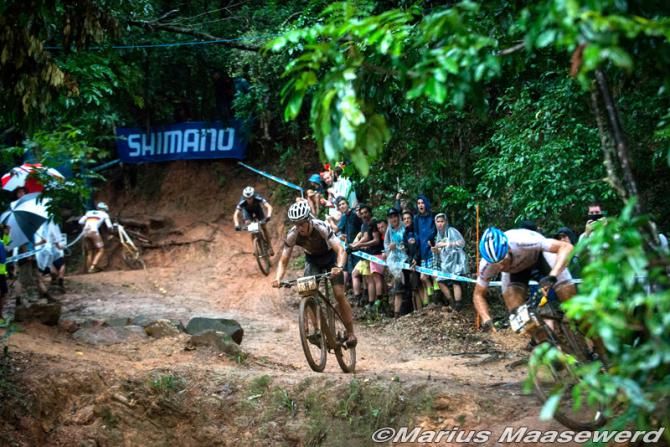Samuel Gaze overtakes Paul van der Ploeg on the rocks