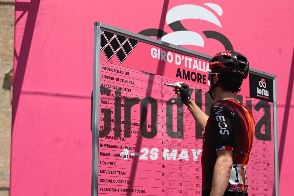 Geraint Thomas signed on the Giro d'Italia