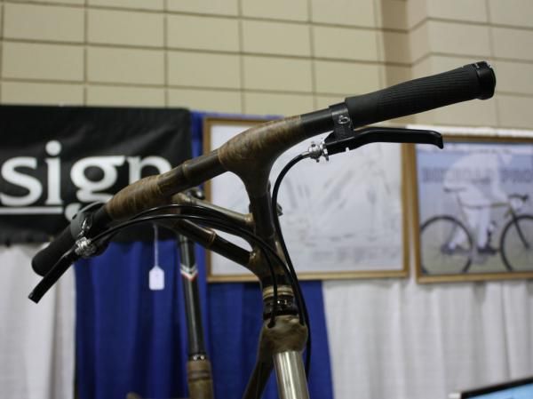 The truss-type bars are built using a mix of carbon fiber, bamboo, and hemp fiber.