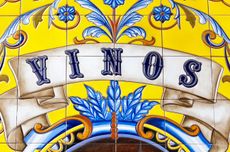 Spanish tiles with text 'Vinos'