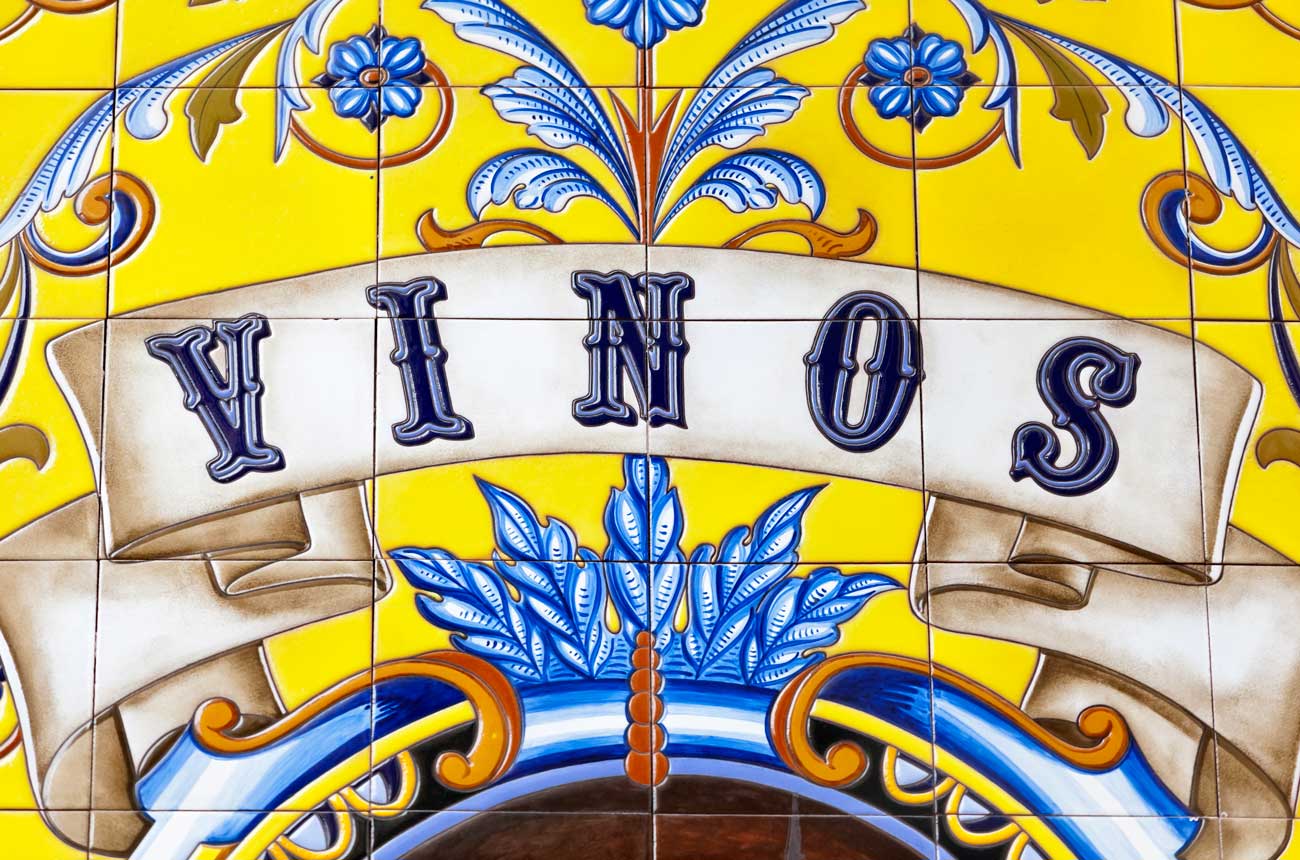 Spanish tiles with text 'Vinos'
