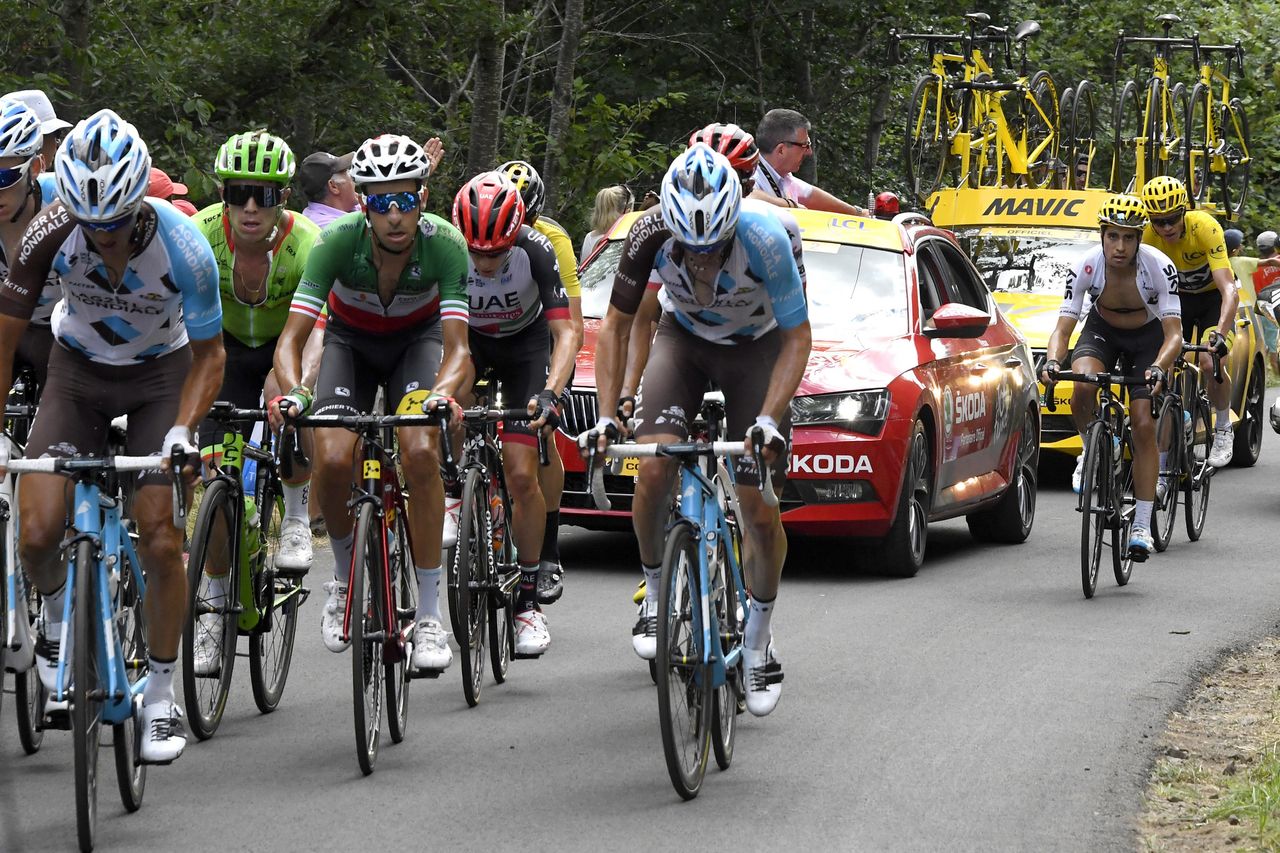 Chris Froome being towed back by Mikel Landa to the group of Bardet, Uran and Aru
