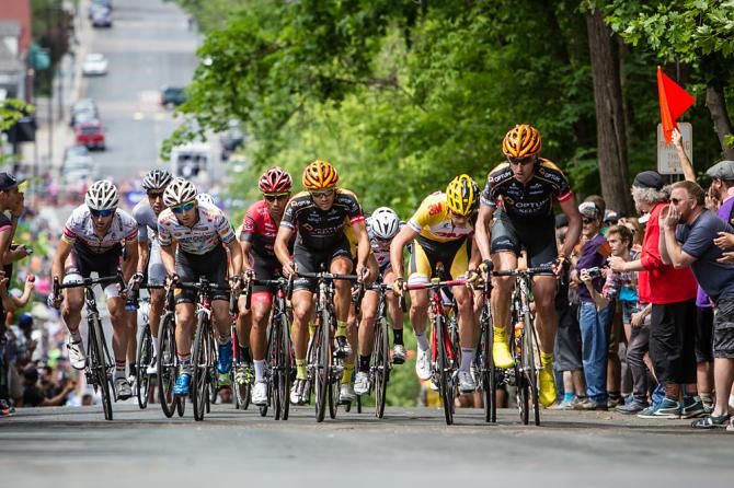 The men&rsquo;s field chases the break up the climb
