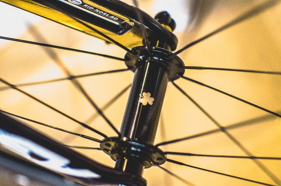 A golden shamrock on the Aviee SR5 hub