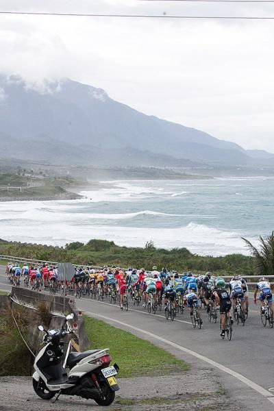 The Tour de Taiwan peloton rolls along the coast.