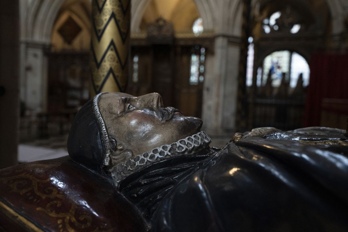 A statue in Southwark Cathedral
