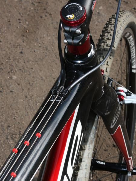 Top tube-routed cables keep all of the control lines up high so they're more apt to stay clean - and away from your hands and forearms when it comes time to shoulder the bike on run-ups