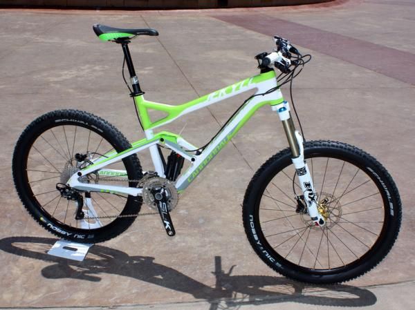 The Jekyll 1 is the second-tier carbon model with the same frame and shock as the Jekyll Ultimate but a somewhat more economically sensible build kit.