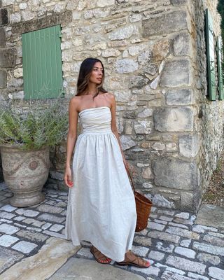 @smythsisters wearing a linen midi dress and strappy sandals