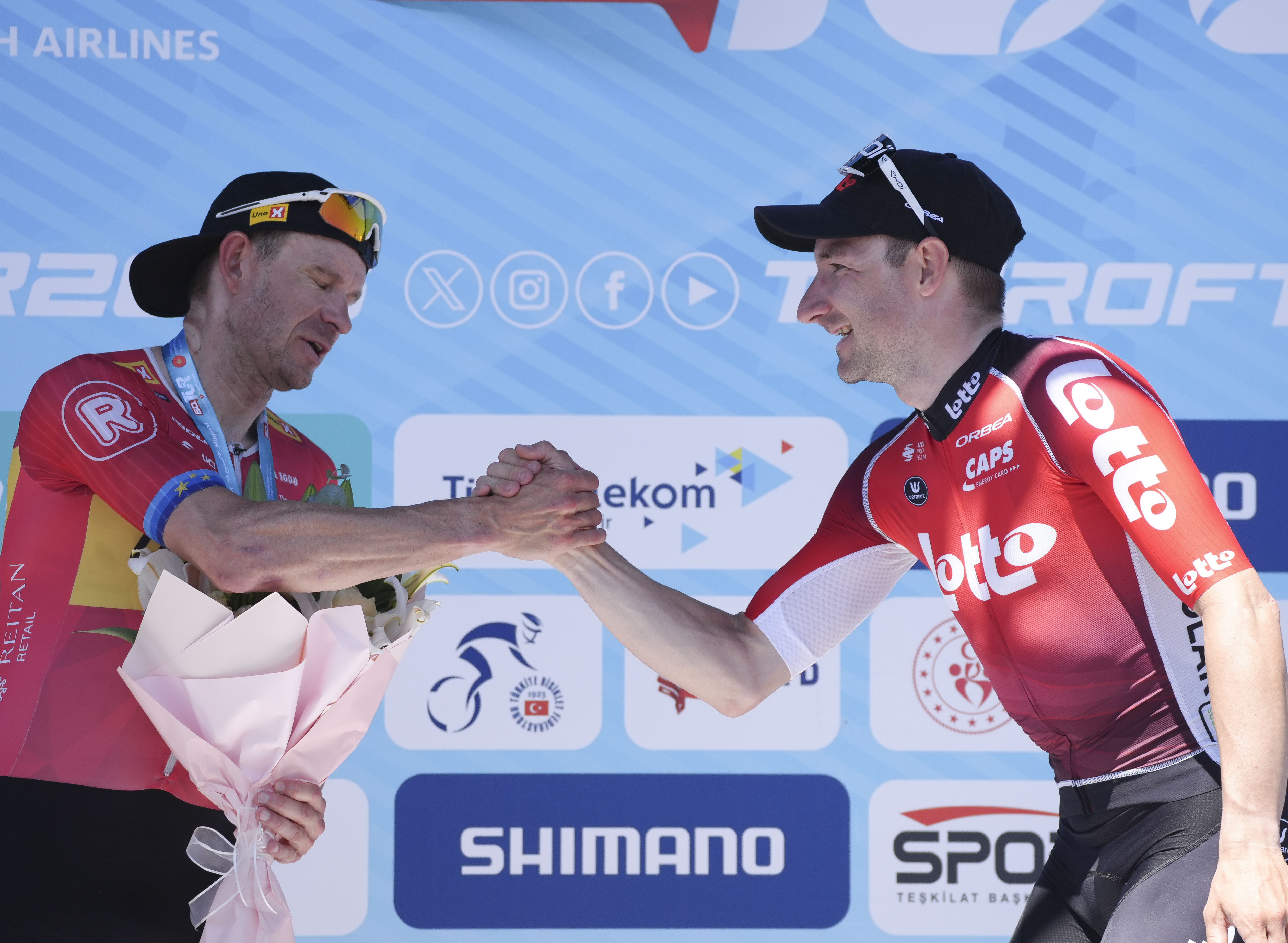 Alexander Kristoff and Elia Viviani shaking hands