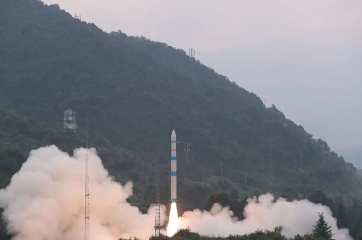 Chinese solid rocket launches mysterious Chuangxin 16 satellite (video)