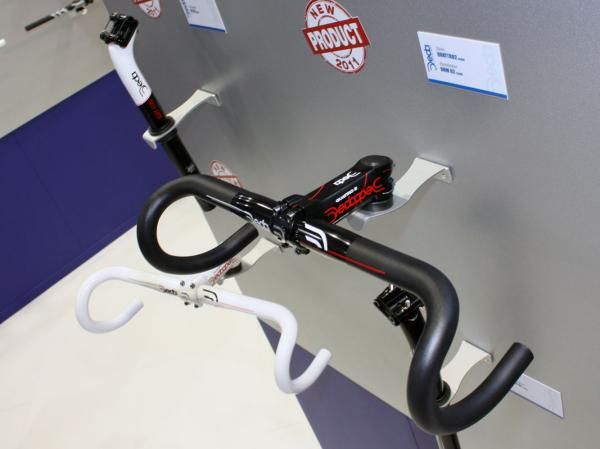The new Deda RHM02 bar uses the company's latest 'Rapid Hand Movement' semi-anatomic bend and double butted 6061 aluminum construction. Claimed weight is 295g for a 42cm (c-c) size.