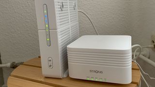Strong Mesh AX3000 – Side by Side neben einem handelsüblichen Router (PYUR)