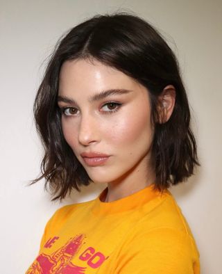 Gracie Abrams with bob haircut and natural texture