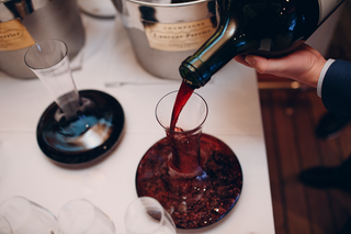 Wine serving: Pouring, decanting & storing