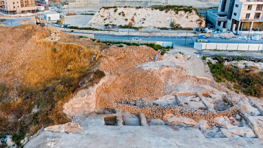 Evidence of Assyrians' conquest of Holy Land discovered in Jerusalem ...