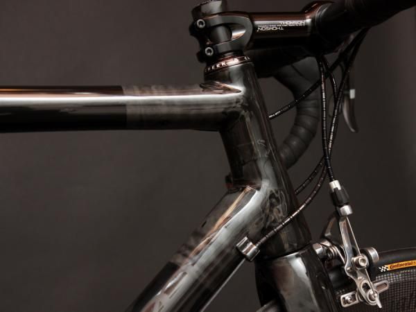 The glossy marbled finish hides the tapered steerer tube inside.